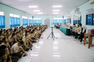 Language Friday: Mahasiswa PPL dan KKN UIN Raden Intan Lampung Berbagi Inspirasi di SMK 2 Mei Bandar Lampung